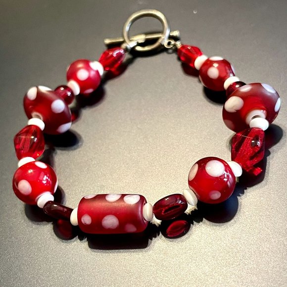 Red & White Lampwork Glass Bead Toggle Bracelet - Picture 3 of 5